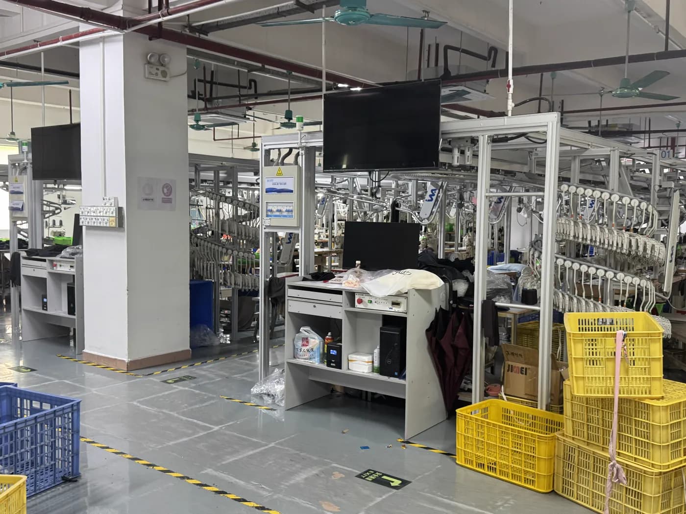 Hanger control aisle on the production floor at Pindon's Dongguan factory